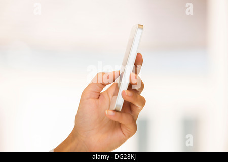 La cella femmina telefono messaggio sms indoor Foto Stock