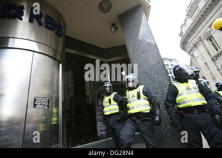 Manifestanti hanno fracassato la Royal Bank of Scotland (RBS) ufficio succursale di windows vicino alla banca di Inghilterra il 1 aprile 2009. Foto Stock