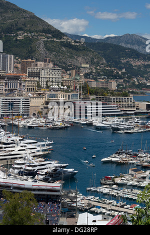Oltre, visualizzare Port Hercule, il Principato di Monaco e Monte Carlo Foto Stock