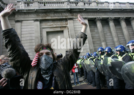 Polizia e manifestanti vicino alla banca di Inghilterra nel centro di Londra a seguito di un rally di massa come il vertice del G20 inizia, nel mese di aprile Foto Stock
