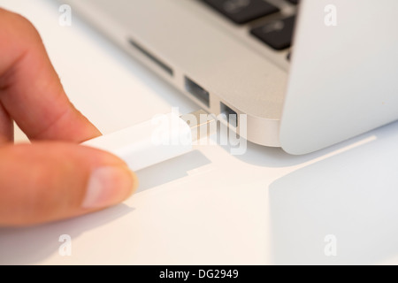 Femmina connessione laptop desk interni della tastiera Foto Stock