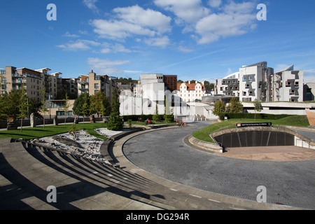 Città di Edimburgo in Scozia. Vista dell'edificio del parlamento scozzese dai gradini del nostro Dynamic Earth Science Center. Foto Stock