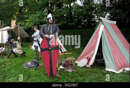 Membri della Regia Anglorum Società al loro accampamento sassone prendendo parte al 1066 Battaglia di Hastings weekend all Abbazia di Battle in East Sussex Foto Stock