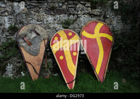 Norman scudi contro una parete durante il 1066 weekend all Abbazia di Battle in East Sussex oggi Foto Stock