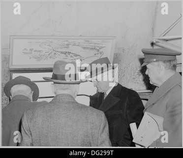 Questa fotografia cattura il presidente Harry S. Truman e altri vicino alla cima del monumento a Washington, affacciato sul National Mall. L'immagine evidenzia la prospettiva di uno dei monumenti più rappresentativi degli Stati Uniti Foto Stock