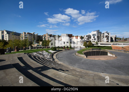 Città di Edimburgo in Scozia. Vista dell'edificio del parlamento scozzese dai gradini del nostro Dynamic Earth Science Center. Foto Stock