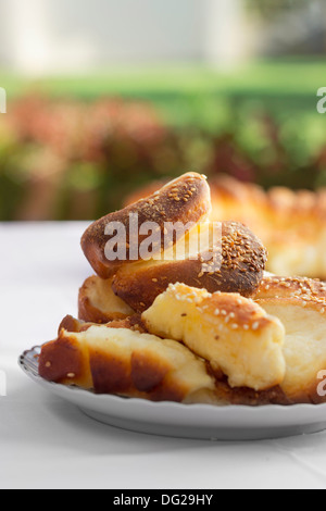 Pasticceria fresca su una piastra di close-up Foto Stock