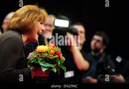 Frankfurt am Main, Germania. Undicesimo oct, 2013. L'attrice Hannelore Hoger mostra il suo premio dopo la premiazione della pellicola di Hesse e Premio del Cinema (Hessischer Film-und Kinopreis) in Frankfurt am Main, Germania, 11 ottobre 2013. Foto: Frank Rumpenhorst/dpa/Alamy Live News Foto Stock