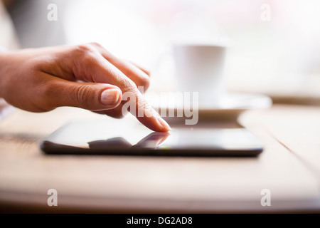 Messaggio femminile computer sms cafe Foto Stock