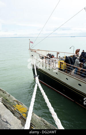 Southend, Regno Unito. Xii Ottobre 2013. Il mondo dell'ultima e più grande oceano andando battello a vapore visite Southend Pier. A 1.3 miglia lungo è la più lunga del mondo di piacere Pier. La Waverley è sul suo penultimo giorno di crociere sul Tamigi e il sole splendeva su di lei. Domani è stata previsioni per molto cattive condizioni meteo che potrebbero compromettere o annullare il suo ultimo partenze. Il Waverley, ora restaurato, è basata a Glasgow, in Scozia. Credito: Allsorts Stock Photo/Alamy Live News Foto Stock