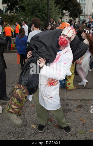 Londra, Regno Unito. Xii oct, 2013. Zombie annuale invasione di Londra in aiuto di San Mungo, carità per i senzatetto. Londra, UK XII Ottobre 2013 Credit: martyn wheatley/Alamy Live News Foto Stock