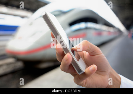 Femmina telefono mobile tgv messaggi sms Foto Stock