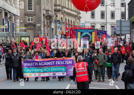 Centinaia di manifestanti hanno accompagnato da figure politiche, tra cui il Sindaco di Liverpool Joe Anderson e il ministro ombra per la sanità pubblica Luciana Berger uniti a marzo attraverso il centro di Liverpool Sabato, Ottobre 12, 2013 che ha riguardato in particolare la tagline "Celebrando non dividere'. La dimostrazione che è stato chiamato da unire l'Unione, si è tenuta a diffondere il messaggio che di estrema destra del British National Party (BNP) leader Nick Griffin deve essere sconfitto presso le elezioni del Parlamento europeo nel 2014. Foto Stock