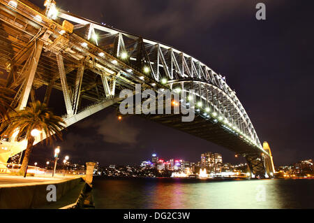Sydney, Nuovo Galles del Sud, Australia. Xii oct, 2013. Il Ponte del Porto di Sydney illuminato di notte. © Marianna Massey/ZUMAPRESS.com/Alamy Live News Foto Stock