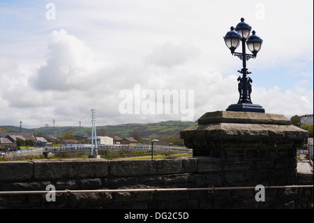 Vista dalla strada Trefechan ponte verso la zona pedonale di sospensione ponte pedonale attraverso il Fiume Ystwyth, Aberystwyth, Wales, Regno Unito Foto Stock