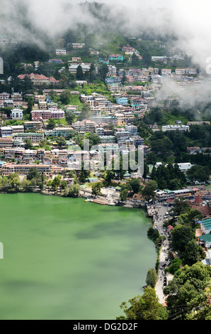 Lago di Naini circondato da colline di Nainital, Uttarakhand, India Foto Stock