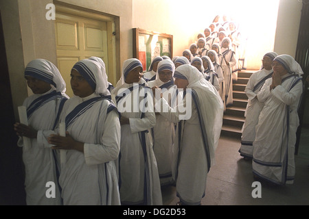 Madre Teresa parla di sua sorella che si stanno preparando a prendere i loro voti per il suo ordine, le Missionarie della Carità Foto Stock