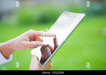 Femmina computer esterni dito verde prato Foto Stock