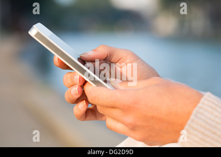 Femmina computer outdoor mobile città telefono messaggio sms Foto Stock