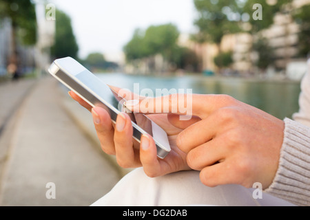 Femmina computer outdoor mobile città telefono messaggio sms Foto Stock