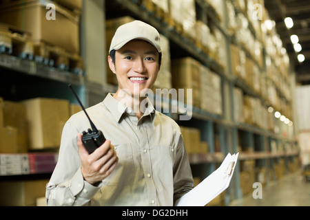 Giovani il personale della logistica di magazzino Foto Stock