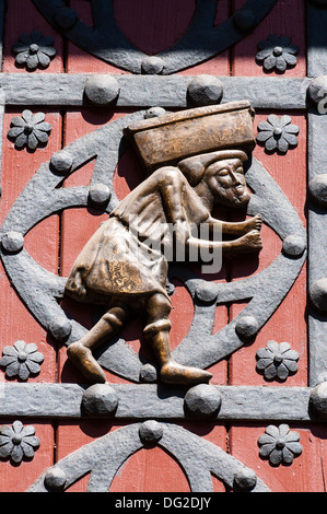 Cattedrale del Mare, porta principale della Basilica di Santa María del Mar, particolare della porta principale, figura in bronzo del Bastaixos, Barcellona Foto Stock