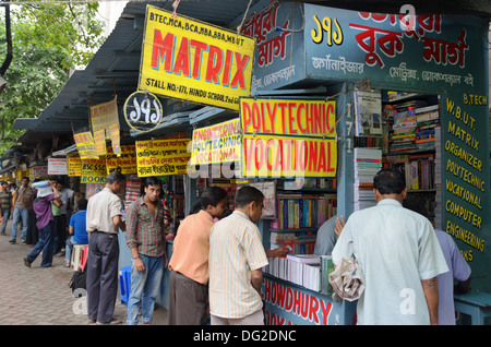 I clienti in piedi accanto alle librerie lungo College Street in Kolkata, India Foto Stock