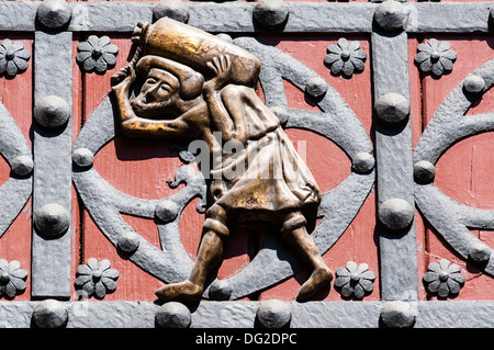 Cattedrale del Mare, porta principale della Basilica di Santa María del Mar, particolare della porta principale, figura in bronzo del Bastaixos, Barcellona Foto Stock