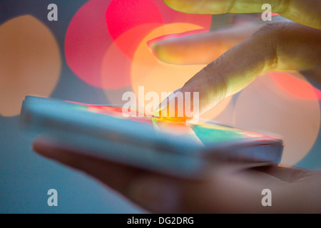 Femmina mobile esterno città telefono messaggio sms Foto Stock