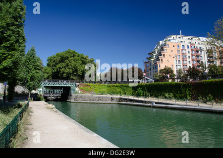 Vista del canal st-martin Paris , Francia originariamente costruito per trasportare acqua potabile per la popolazione dall'imperatore napolean 1 Foto Stock