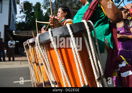 Batteristi femmina processione leader presso il festival indù in Kerala, India Foto Stock