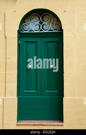 Verniciato di verde porta anteriore Victoria Gozo Malta Foto Stock