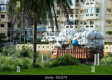 Sovraccarico carrello indiano con rifiuti domestici per il riciclaggio. Andhra Pradesh, India Foto Stock