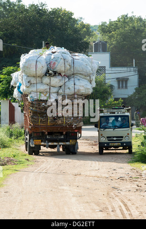 Sovraccarico carrello indiano con rifiuti domestici per il riciclaggio. Andhra Pradesh, India Foto Stock