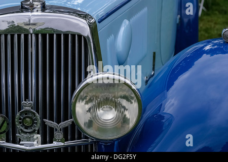 Aston Martin di colore blu auto antichi, close up della griglia anteriore e proiettore, England, Regno Unito Foto Stock