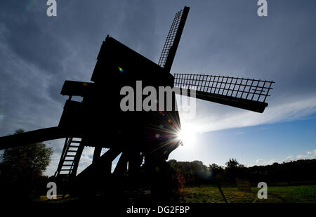 Girhorn, Germania. 10 ottobre, 2013. La silhouette di un mulino a vento nel vento internazionale e il mulino ad acqua nel museo Girhorn, Germania, 10 ottobre 2013. Foto: Christoph Schmidt/dpa/Alamy Live News Foto Stock