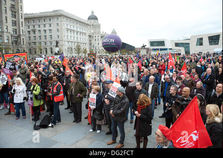 Liverpool, in Inghilterra, Regno Unito. Sabato 12 Ottobre 2013. Folla al rally a Pierhead. Circa 7000 persone hanno marciato attraverso il centro di Liverpool per un marzo contro il fascismo organizzato da unire l'Unione. Come parte di una giornata nazionale di protesta, sindacati e anti-razzismo led gruppi rally attraverso il centro della citta'. Un obiettivo principale della manifestazione è stato un messaggio di estrema destra BNP (British National Party) leader Nick Griffin devono essere sconfitti in Euro le elezioni del prossimo anno. Foto Stock