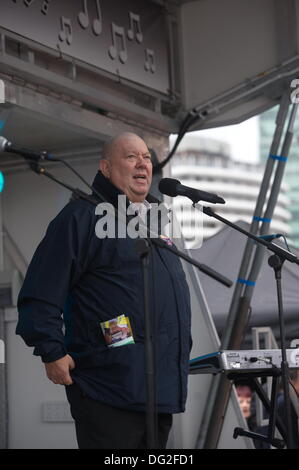 Liverpool, in Inghilterra, Regno Unito. Sabato 12 Ottobre 2013. Sindaco di Liverpool Joe Anderson. Circa 7000 persone hanno marciato attraverso il centro di Liverpool per un marzo contro il fascismo organizzato da unire l'Unione. Come parte di una giornata nazionale di protesta, sindacati e anti-razzismo led gruppi rally attraverso il centro della citta'. Un obiettivo principale della manifestazione è stato un messaggio di estrema destra BNP (British National Party) leader Nick Griffin devono essere sconfitti in Euro le elezioni del prossimo anno. Foto Stock