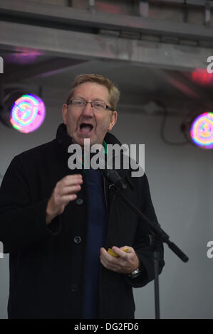 Liverpool, in Inghilterra, Regno Unito. Sabato 12 Ottobre 2013. Len McCluskey, segretario generale dell unione uniscono. Circa 7000 persone hanno marciato attraverso il centro di Liverpool per un marzo contro il fascismo organizzato da unire l'Unione. Come parte di una giornata nazionale di protesta, sindacati e anti-razzismo led gruppi rally attraverso il centro della citta'. Un obiettivo principale della manifestazione è stato un messaggio di estrema destra BNP (British National Party) leader Nick Griffin devono essere sconfitti in Euro le elezioni del prossimo anno. Foto Stock