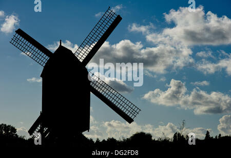 Gifhorn, Germania. 10 ottobre, 2013. La silhouette di un mulino a vento nel vento internazionale e il mulino ad acqua museum di Gifhorn, Germania, 10 ottobre 2013. Foto: Christoph Schmidt/dpa/Alamy Live News Foto Stock