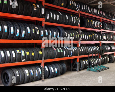 Righe di pneumatici nuovi presso un centro di riparazione, Bideford, Devon, Regno Unito Foto Stock