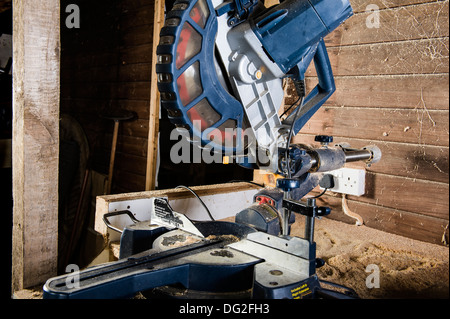 Un composto di scorrimento sega circolare, in un'officina. Foto Stock