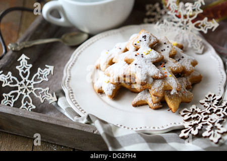 Lo zenzero biscotti frollini su una piastra, feste natalizie, cibo close up Foto Stock