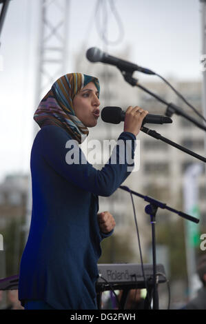 Liverpool, in Inghilterra, Regno Unito. Sabato 12 Ottobre 2013. Rispetto ex leader del Partito Salma Yaqoob.. Circa 7000 persone hanno marciato attraverso il centro di Liverpool per un marzo contro il fascismo organizzato da unire l'Unione. Come parte di una giornata nazionale di protesta, sindacati e anti-razzismo led gruppi rally attraverso il centro della citta'. Un obiettivo principale della manifestazione è stato un messaggio di estrema destra BNP (British National Party) leader Nick Griffin devono essere sconfitti in Euro le elezioni del prossimo anno. Foto Stock