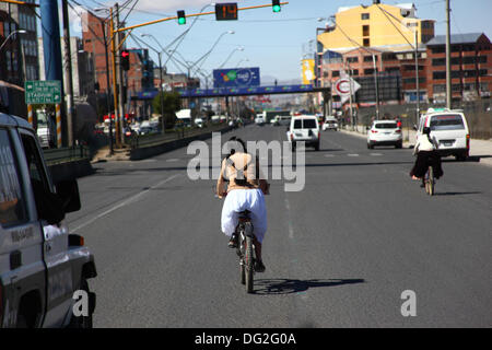 El Alto in Bolivia. Xii oct, 2013. Un concorrente di prendere parte a una bicicletta Cholitas gara per gli indigeni Aymara donne. La gara si terrà ad una altitudine di poco più di 4.000 m lungo le strade principali della città di El Alto (sopra la capitale La Paz) per boliviano Giornata della donna che era ieri Venerdì 11 ottobre. Credito: James Brunker / Alamy Live News Foto Stock