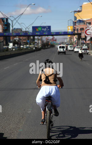 El Alto in Bolivia. Xii oct, 2013. Un concorrente di prendere parte a una bicicletta Cholitas gara per gli indigeni Aymara donne. La gara si terrà ad una altitudine di poco più di 4.000 m lungo le strade principali della città di El Alto (sopra la capitale La Paz) per boliviano Giornata della donna che era ieri Venerdì 11 ottobre. Credito: James Brunker / Alamy Live News Foto Stock