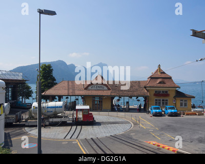 Il collegamento girevole Vitznau-Rigi terminus ferroviario della stazione ferroviaria e di deposito, il Lago di Lucerna e barca sbarco dietro Foto Stock