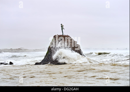 Whakatane, Isola del nord, Nuova Zelanda. La signora sulla roccia, Turuturu Rock. Foto Stock