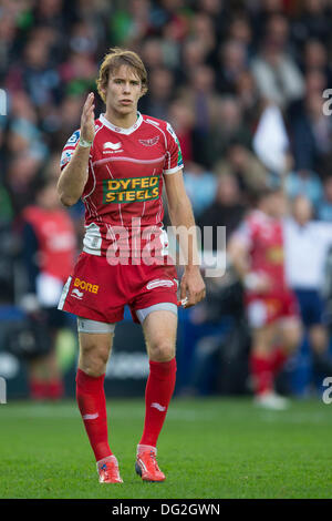 Londra, Regno Unito. Xii oct, 2013. Liam Williams di Scarlets durante la Heineken Cup gioco tra arlecchini e Scarlets da Twickenham Stoop Credito: Azione Sport Plus/Alamy Live News Foto Stock