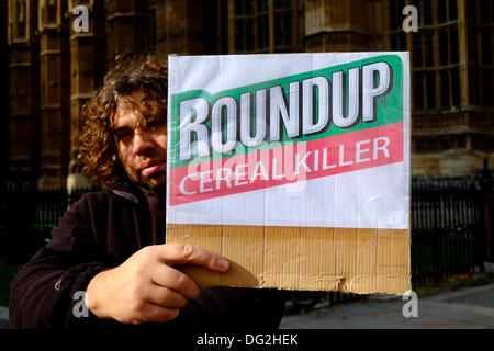 Londra, Regno Unito. Xii oct, 2013. A marzo e il rally che si è tenuta a Londra contro la Monsanto: il più grande produttore mondiale di alimenti geneticamente modificati (GM), agro-prodotti chimici e additivi alimentari. © Rachel Megawhat/Alamy Live News Credito: Rachel Megawhat/Alamy Live News Foto Stock